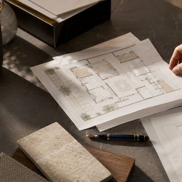 Planos arquitectónicos sobre una mesa